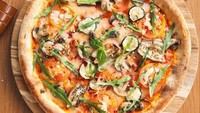 Da Zio Pizza di Plaza Oleos punya pizza autentik Italia enak. Mulai dari margherita, arrabiata, dan primavera. Bagi yang vegan tersedia pizza dengan topping jamur, zuccini, dan daun rucola. Foto: Instagram daziopizza