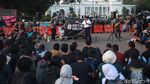 Kaos dan Payung Hitam Setia di Aksi Kamisan ke-604