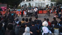 Sejumlah aktivis menggelar aksi kamisan di seberang Istana Negara, Jakarta, Kamis (3/10/2019).