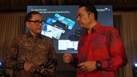 Direktur Utama Garuda Indonesia, Ari Askhara (kanan) berbincang dengan Direktur Teknik dan Layanan Garuda Indonesia Iwan Joeniarto disela peluncuran The New Boarding Pass” di Jakarta, Rabu (2/10) malam.