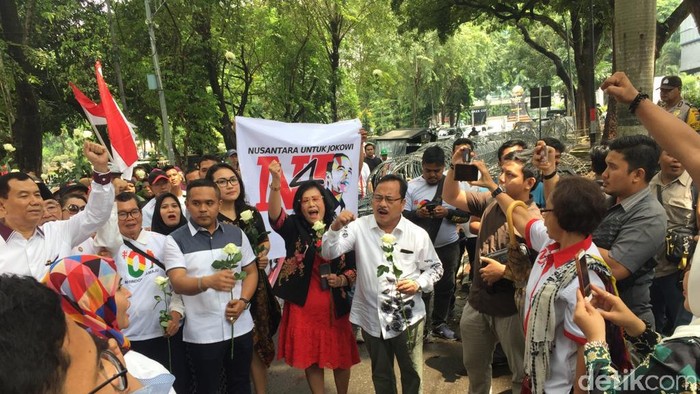 Pendukung Jokowi di Medan Datangi DPRD Sumut, Bagi-bagi Bunga