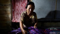 Salah satu perajin anyaman yang menjadi kerajinan tangan khas Miangas.