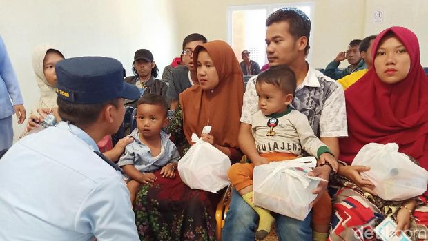  Sebanyak 64 warga yang tinggal di Wamena, Papua diungsikan kembali ke kampung halamannya menggunakan pesawat hercules TNI AU. 