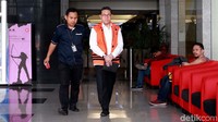 Sukiman berjalan menuju mobil tahanan usai menjalani pemeriksan di Gedung KPK Jakarta, Kamis (3/10/2019).