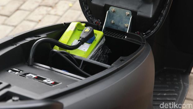 Untuk mencopot baterai, buka jok motor, kemudian jangan lupa matikan saklar dulu baru mencabut kabel-kabel baterai