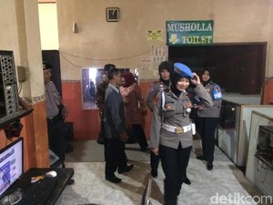 Buru Pelajar Bolos, Polisi dan Guru Ciamis Razia Warnet-Rental PS