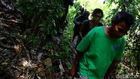 Berada di atas bukit, dekat Mercusuar, Tempat Keramat harus didatangi bersama dengan ketua adat Mangkubumi. Kalau nekad datang sendiri, bisa-bisa kamu nyasar atau jatuh ke jurang. Hiii.. (Muhammad Ridho)