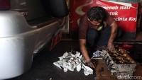 Para montir nampak kembali sibuk memperbaiki atau memodifikasi sejumlah mobil di pasar tersebut.