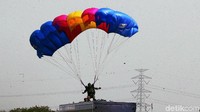 Atraksi terjun payung ini ditutup dengan lima penerjun membawa bendera berukuran besar berlambang kesatuan masing-masing, yakni TNI Angkatan Udara (AU), Angkatan Darat (AD), dan Angkatan Laut (AL). Selain itu, mereka membawa satu bendera berlambang Mabes TNI dan bendera Indonesia.