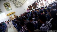 Meski mayoritas penduduk Pulau beragama Kristen Protestan, tak pernah ada perbedaan perlakuan terhadap penduduk yang beragama lain sejak puluhan tahun lalu. Sebagai pulau terdepan, lanjutnya, Miangas juga menunjukkan wajah Indonesia yang sebenarnya. Interaksi yang terjalin antarwarga tak pernah memandang suku, ras, agama, atau golongan tertentu.