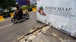 Hati-hati, Ada Jalan Retak di Kawasan Hayam Wuruk Jakarta