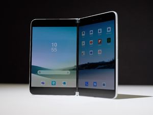 Harga Ponsel Lipat Microsoft Surface Duo Mirip iPhone 11 Pro