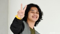 Menyodorkan dua jari jadi gaya andalan Bastian Steel setiap kali difoto. Foto: Noel/detiKFoto