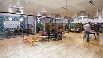 Jelang rencana IPO atau berjualan saham pada publik, WeWork pun merilis dokumen keuangan yang mengejutkan di Agustus silam. Mereka ternyata masih rugi USD 900 juta pada paruh pertama 2019 dan memiliki kewajiban sewa USD 47 miliar. Foto: Office Lovin