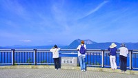 Demi menjaga kemurnian dan kebersihan danaunya, pemerintah Jepang melarang pengunjung menyentuh air danau apalagi berenang. Namun disediakan menara pandang dan spot-spot untuk melihat Danau Mashu dari ketinggian (iStock)
