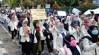 Aksi damai digelar oleh aliansi mahasiswa Kabupaten Purworejo di depan gedung DPRD Purworejo pada Kamis (3/10/2019).