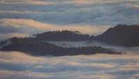 Dalam 100 hari dalam setahun, Danau Mashu diselimuti kabut. Pinggiran danaunya juga berupa tebign yang curam, sehingga mendekati permukan danaunya dinilai berbahaya buat keselamatan (iStock)