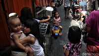 Meski Jakarta terkenal sebagai kota yang penuh gemerlap dengan beragam gedung-gedung bertingkat, tak sulit untuk menemukan permukiman padat penduduk di ibu kota. Salah satunya berada di Kelurahan Kartini dan Karang Anyar, Sawah Besar, Jakarta Pusat.