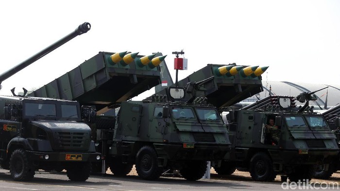 Berbagai alutsista milik TNI nampak terlihat di Lanud Halim Perdanakusuma. Kendaraan tempur itu hadir untuk ramaikan gelaran geladi bersih HUT ke-74 TNI.