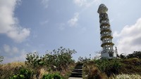 Mercusuar ini terbentang setinggi 45 meter.