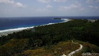 Angin sepi dari puncak mercusuar juga terasa menyejukan.