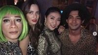 Ia pun tampak sangat akrab dengan selebriti lainnya seperti Aming dan Reza Rahadian. Dok. Instagram/theresawienathan