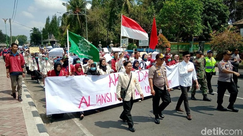 Protes Kriminalisasi Aktivis, Massa Mahasiswa Purworejo Joget Salah Apa Aku Protes Kriminalisasi Aktivis, Massa Mahasiswa Purworejo Joget Salah Apa Aku