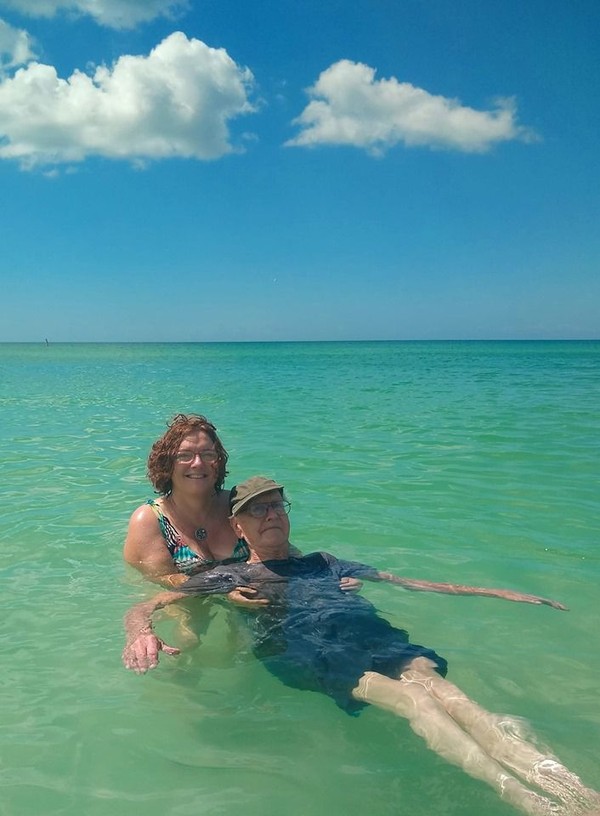 Dalam rangka ulang tahun ke-93, dia memutuskan ingin ke pantai. Putrinya pun membawa ayahnya ke Anna Maria Island. (Sandra Fisher Van Nostrand/Facebook) Dalam rangka ulang tahun ke-93, dia memutuskan ingin ke pantai. Putrinya pun membawa ayahnya ke Anna Maria Island. (Sandra Fisher Van Nostrand/Facebook)
