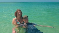 Dalam rangka ulang tahun ke-93, dia memutuskan ingin ke pantai. Putrinya pun membawa ayahnya ke Anna Maria Island. (Sandra Fisher Van Nostrand/Facebook)