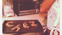 Secara khusus, foto Zazie sedang memanggang adonan kue ini dijadikan unggahan pertama di Instagram. Ada yang bisa tebak artinya? Foto: Instagram zaziebeetz