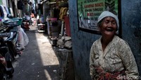 Peringatan bahaya kebakaran pun dapat diberikan melalui papan-papan peringatan yang diletakkan di area sekitar permukiman padat penduduk tersebut.