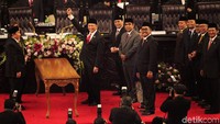 Bambang Soesatyo menerima palu pimpinan setelah resmi menjadi Ketua MPR.