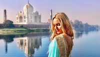 Termasuk di antaranya Taj Mahal, keajaiban dunia di India. Madeleine tampak cantik mengenakan sari. (Foto: Instagram/@pilotmadeleine)