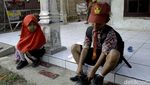 Kisah Endri, Bocah Penjual Kue Keliling untuk Bantu Keluarga
