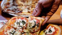 Pizza fusion Italia-Jepang ada di Popolamama. Menu terbaru mereka adalah pizza kotak yang lebih tipis. Toppingnya ada tomat segar dan keju yang gurih creamy. Foto: Instagram fransiscohengky_
