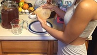 YA Saya membuat kombucha sendiri, kata wanita yang mahir berbahasa Jerman dan Prancis ini. Kombucha adalah teh fermentasi yang memiliki banyak manfaat kesehatan. Foto: Instagram zaziebeetz