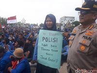 Temui Mahasiswa Demo, Kapolda Riau Janji Usut Pelaku Pembakaran Hutan