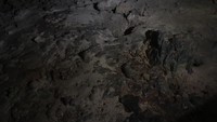 Bagian dalam goa gelap dan dingin. Tetesan air membuat lubang-lubang air di bawahnya. Katanya masih ada sisa tulang di goa ini. (Bonauli/detikcom)
