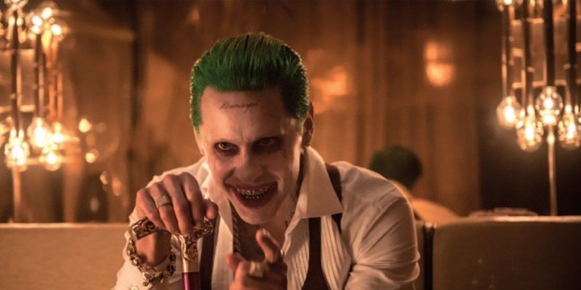 Di film ini, Joker digambarkan dengan paras bak berandalan. Giginya terbuat dari besi, tubuh penuh dengan tato. Namun satu gaya khas Joker yang tetap dipertahankan adalah rambut hijaunya. (Foto: Screen Rant)