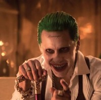 Di film ini, Joker digambarkan dengan paras bak berandalan. Giginya terbuat dari besi, tubuh penuh dengan tato. Namun satu gaya khas Joker yang tetap dipertahankan adalah rambut hijaunya. (Foto: Screen Rant)