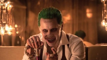 Ada adegan Joker berjalan dengan tongkat, itu bukan maksud ia tengah lumpuh. Tetapi ada semacam pedang tersembunyi di dalamnya yang ia gunakan untuk membunuh lawan. Foto: Screen Rant
