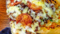 Meski bukan gerai pizza, supermarket GrandLucky terkenal dengan pizzanya yang enak. Seperti pizza pepperoni dan beef yang menggugah selera. Ada juga pizza Spicy Taichan Chicken yang belum lama diluncurkan. Foto: Instagram eatineraryid