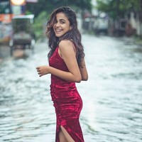 Kota Patna di Bihar, India, sedang dilanda banjir pada akhir September 2019. Seperti dilansir Thinkfree, disebutkan bahwa kondisi di daerah tersebut mengkhawatirkan karena debit air terus meninggi. Namun di tengah masalah tersebut, seorang mahasiswa justru melakukan pemotretan fashion. Foto: Instagram/@meowwala