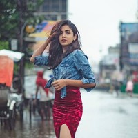 Dikritik netizen karena tidak sensitif terhadap bencana, sang fotografer pun menuliskan penjelasannya. Menurut dia pemotretan tersebut justru bertujuan membantu menyebarkan informasi soal kondisi terkini di Patna, Bihar. Foto: Instagram/@meowwala