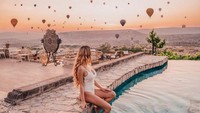 Ada juga potret saat Madeleine menikmati pemandangan balon udara Cappadocia. Saat ini followers Madeleine di Instagram sudah 1,1 juta orang. (Foto: Instagram/@pilotmadeleine)