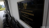 Selain Bandara Miangas, yang baru dibangun, sebelumnya telah ada transportasi laut berupa tiga kapal, yang terdiri dari dua kapal perintis dengan jadwal layar ke Miangas dua kali sebulan, plus satu kapal Sangiang milik Pelni, yang dua kali sebulan ke Miangas.