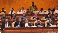 Abdul Wahab pun memulai rapat. Namun interupsi kemudian muncul. Salah satu anggota meminta rapat digelar secara tertutup.