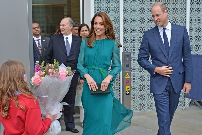 Tidak ketinggalan, sebuah clutch velvet hijau yang kian menyempurnakan gaya ibu tiga anak itu. (Foto: Jeff Spicer - WPA Pool/Getty Images)