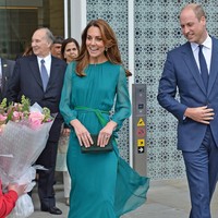 Tidak ketinggalan, sebuah clutch velvet hijau yang kian menyempurnakan gaya ibu tiga anak itu. (Foto: Jeff Spicer - WPA Pool/Getty Images)
