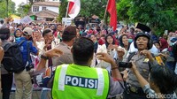 Setibanya di depan gedung DPRD, rombongan langsung berjoget bersama aparat diiringi lagu viral Salah Apa Aku yang dinyanyikan DJ Slow.